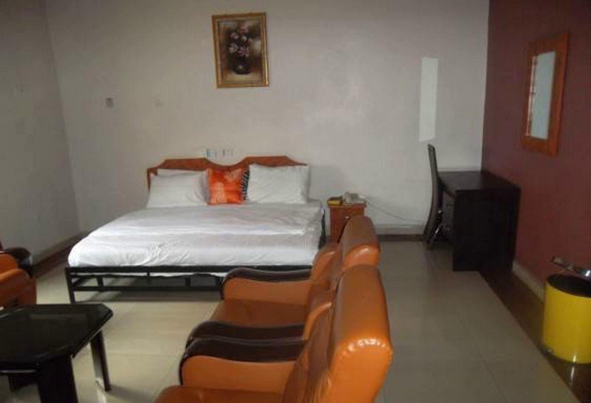 Room In Lodge - Clen-Phil Hotels And Suite Port Harcourt Εξωτερικό φωτογραφία
