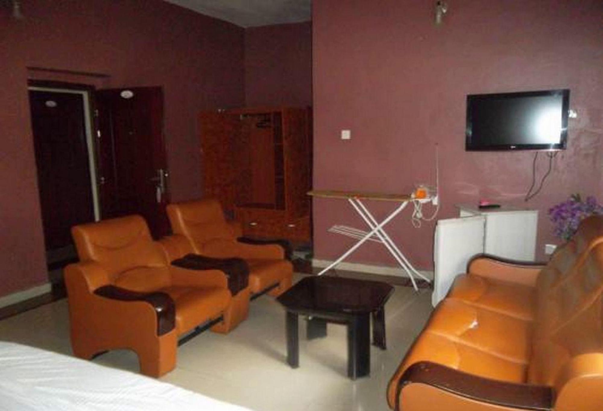 Room In Lodge - Clen-Phil Hotels And Suite Port Harcourt Εξωτερικό φωτογραφία