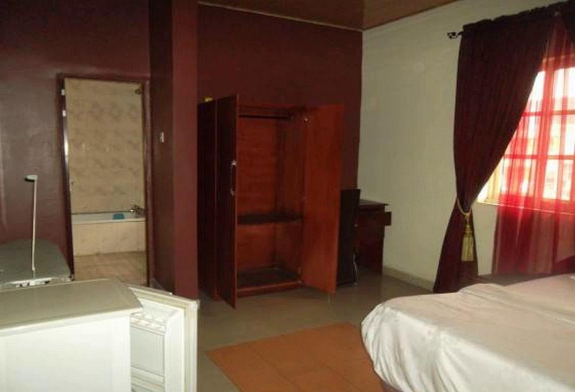 Room In Lodge - Clen-Phil Hotels And Suite Port Harcourt Εξωτερικό φωτογραφία