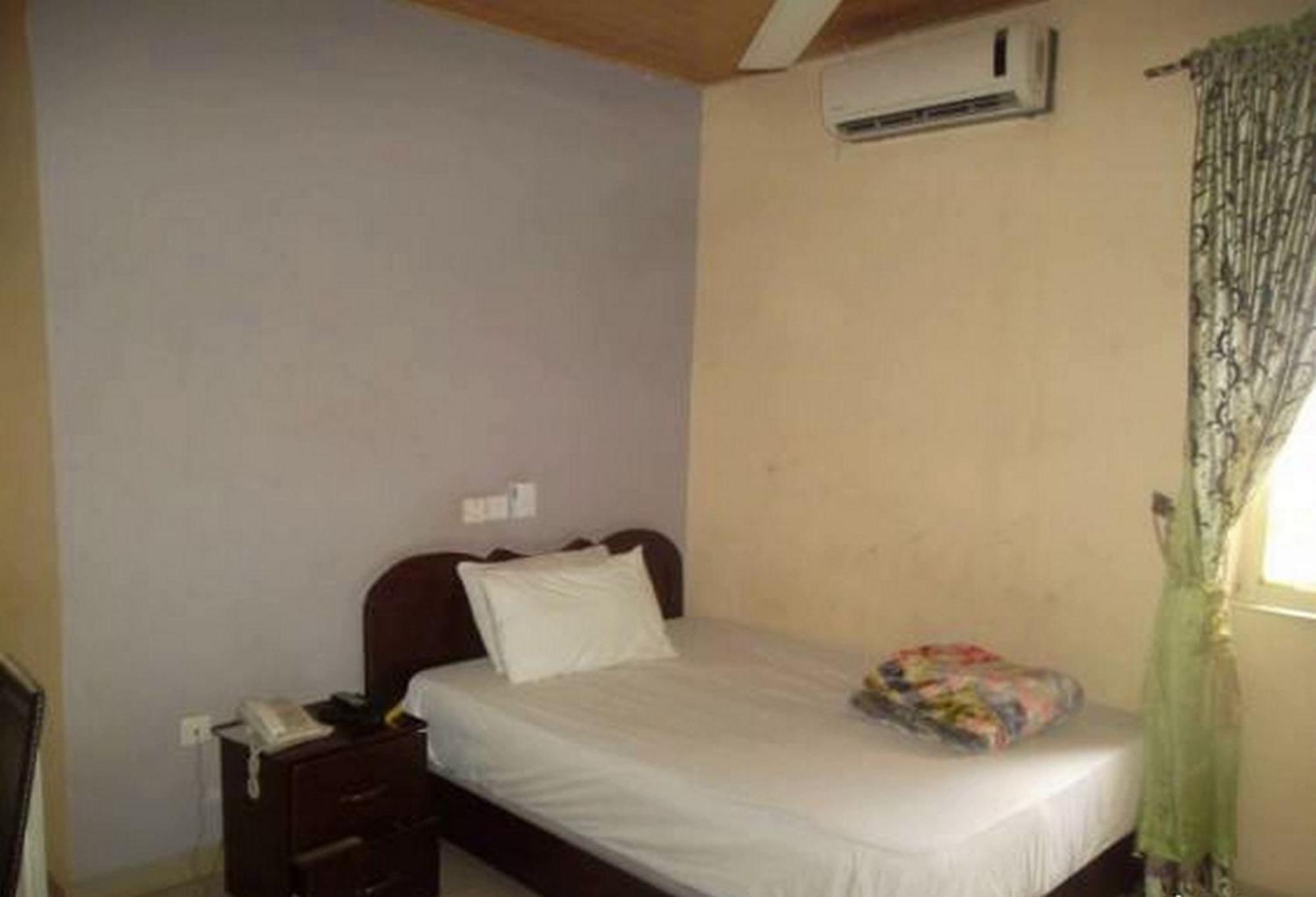 Room In Lodge - Clen-Phil Hotels And Suite Port Harcourt Εξωτερικό φωτογραφία