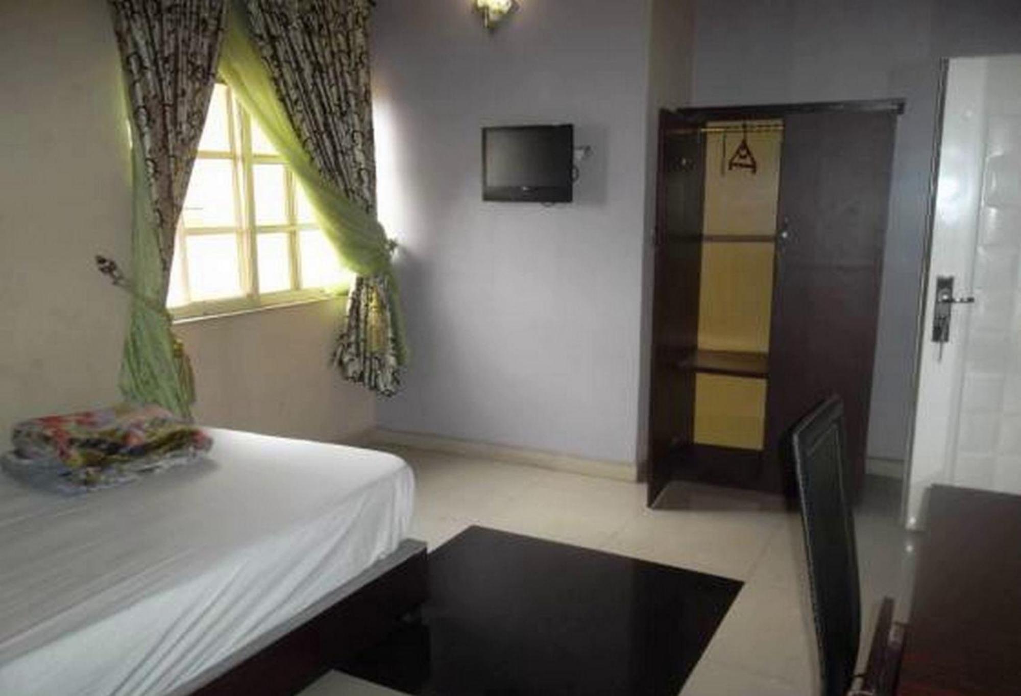 Room In Lodge - Clen-Phil Hotels And Suite Port Harcourt Εξωτερικό φωτογραφία